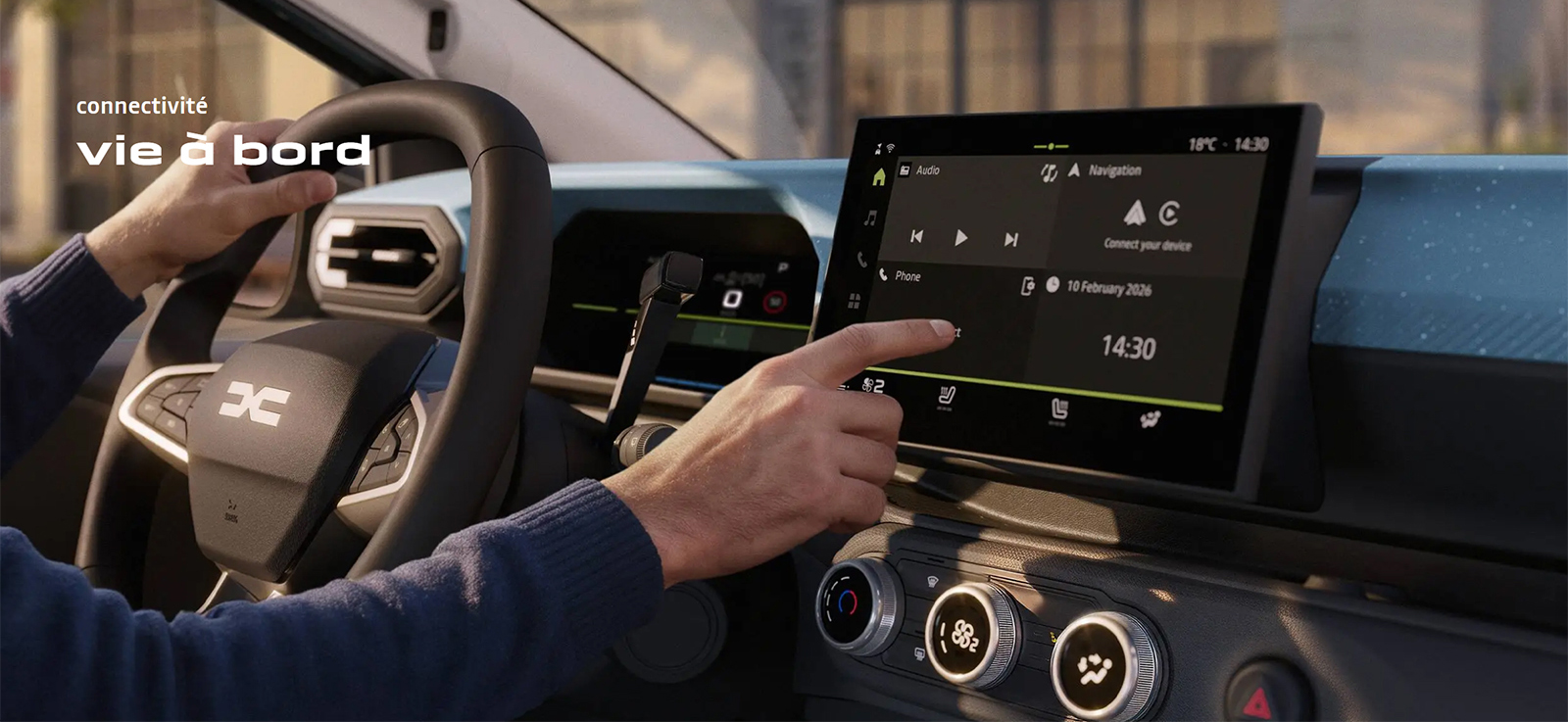 Un utilisateur consulte sur son téléphone la réservation d’une Dacia Spring partagée