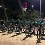 Station de vélos électriques en libre-service à Six-Fours-les-Plages, éclairée en soirée