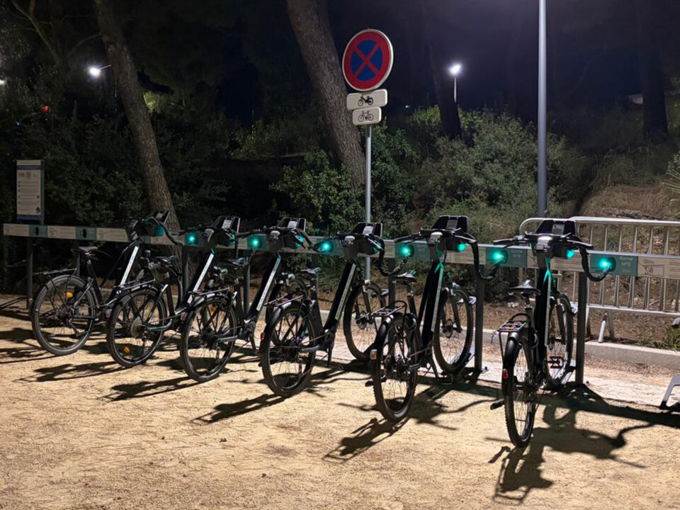 Station de vélos électriques en libre-service à Six-Fours-les-Plages, éclairée en soirée